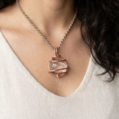 Pingente em fio de cobre com quartzo cristal